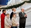 Stéphanie de Monaco a prêté main-forte au reste de sa famille.

Le prince Albert II de Monaco, la princesse Charlene et leurs enfants la princesse Gabriella et le prince héréditaire Jacques ont accueilli les enfants monégasque pour le traditionnel arbre de Noël du Palais à Monaco, le 17 décembre 2025. © Bruno Bebert/Bestimage