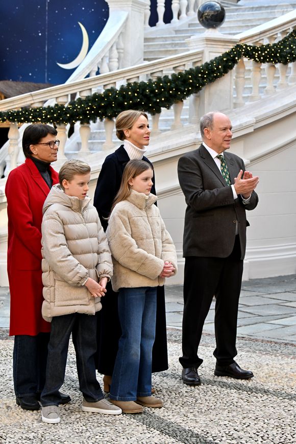 Stéphanie de Monaco a prêté main-forte au reste de sa famille.

Le prince Albert II de Monaco, la princesse Charlene et leurs enfants la princesse Gabriella et le prince héréditaire Jacques ont accueilli les enfants monégasque pour le traditionnel arbre de Noël du Palais à Monaco, le 17 décembre 2025. © Bruno Bebert/Bestimage