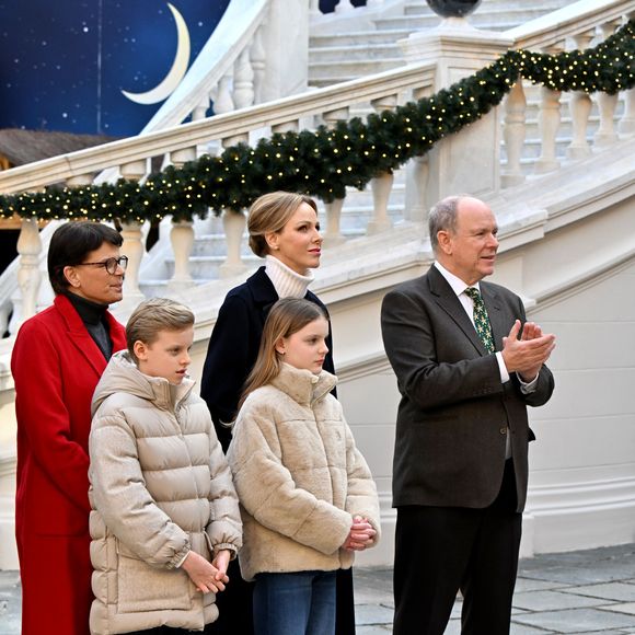 Stéphanie de Monaco a prêté main-forte au reste de sa famille.

Le prince Albert II de Monaco, la princesse Charlene et leurs enfants la princesse Gabriella et le prince héréditaire Jacques ont accueilli les enfants monégasque pour le traditionnel arbre de Noël du Palais à Monaco, le 17 décembre 2025. © Bruno Bebert/Bestimage