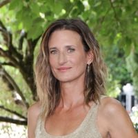 À 47 ans, Camille Cottin adopte une nouvelle routine beauté naturelle pour garder une peau lumineuse, le résultat impressionne