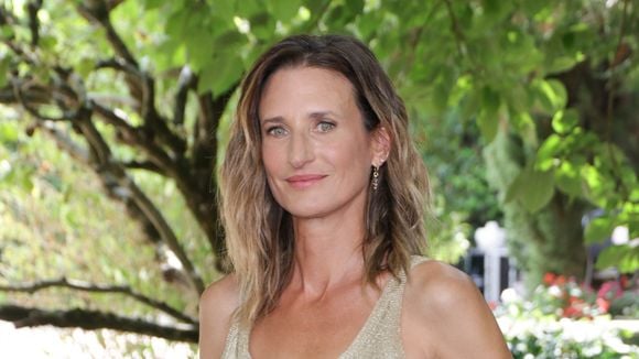 À 47 ans, Camille Cottin adopte une nouvelle routine beauté naturelle pour garder une peau lumineuse, le résultat impressionne