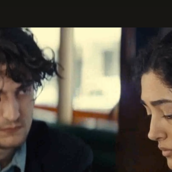 Elle a alors tourné dans un premier film avec Louis Garrel...

Capture tirée du court métrage "La règle de trois" réalisé en 2012 par Louis Garrel, avec Golshifteh Farahni