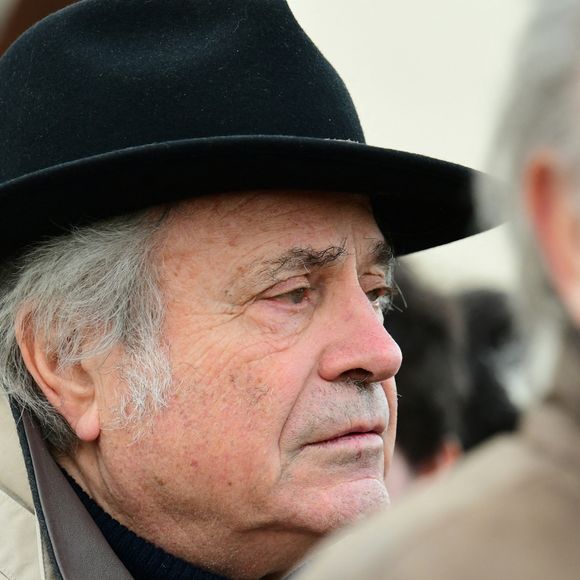 Mais aussi de Franz-Olivier Giesbert 

Franz-Olivier Giesbert - Obsèques de J-F.Kahn dans la salle polyvalente de Mussy-sur-Seine, le 29 janvier 2025. Après cet hommage civil en présence de ses proches et notamment du Premier ministre F.Bayrou, le journaliste, décédé le 22 janvier 2025 à 86 ans, sera inhumé dans le cimetière communal dans la plus stricte intimité.
© Romain Doucelin / Bestimage