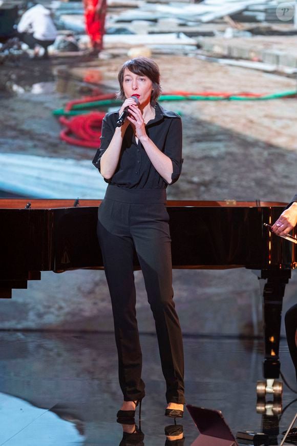 Exclusif - Jeanne Cherhal sur le plateau de l’émission “Unis pour Mayotte” diffusée en direct sur France 2, qui a permis de récolter plus de 5 millions de dons le 17 décembre 2024. © Pierre Perusseau / Bestimage