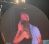 Elle affirme ne jamais avoir entretenu de relation avec son supérieur et assure que le baiser filmé était un geste isolé. 

Info - Andy Byron, l'ancien PDG d'Astronomer, attaque en justice le groupe Coldplay - Lors d'un concert de Coldplay au Gillette Stadium de Boston, une séquence qui devait être amusante est vite devenue très gênante. Comme souvent dans les stades américains, une "Kiss Cam" - une caméra qui filme un couple dans la foule pour les inviter à s'embrasser s'est arrêtée sur deux spectateurs proches et visiblement complices. Le chanteur Chris Martin a commenté la scène sur le ton de l'humour : "Oh regardez ces deux-là... Comment ça va ? Hein ? Soit ils ont une liaison, soit ils sont juste très timides", a-t-il lancé en riant. Une blague qui allait se révéler étrangement juste...
X via Bestimage
Coldplay a accidentellement révélé une prétendue liaison entre Andy Byron, PDG d'Astronomer (une grosse entreprise américaine) et sa collègue Kristin Cabot à leur concert avec la Love Cam. Problème : les deux seraient mariés.. mais pas ensemble !
Les deux personnes filmées étaient Andy Byron, PDG de la société Astronomer, et Kristin Cabot, cadre de la même entreprise. Problème : Andy Byron est marié et père de famille. Pris au dépourvu par la caméra et les projecteurs, le duo a rapidement détourné les yeux, s'est couvert le visage, puis a quitté précipitamment la zone sous les rires du public.
Très vite, la vidéo a été diffusée sur TikTok, Instagram, X et d'autres plateformes. Le clip est devenu viral, provoquant un tollé en ligne.
Le scandale ne reste pas cantonné à la sphère privée. Astronomer, l'entreprise dirigée par Andy Byron, est valorisée à plus d'un milliard de dollars. Voir son PDG - et la responsable des ressources humaines - exposés dans une situation aussi délicate risque d'avoir de lourdes répercussions internes.