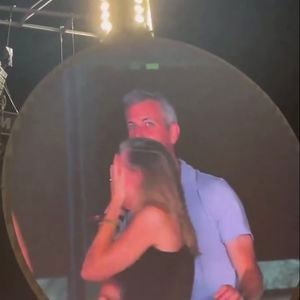 Elle affirme ne jamais avoir entretenu de relation avec son supérieur et assure que le baiser filmé était un geste isolé. 

Info - Andy Byron, l'ancien PDG d'Astronomer, attaque en justice le groupe Coldplay - Lors d'un concert de Coldplay au Gillette Stadium de Boston, une séquence qui devait être amusante est vite devenue très gênante. Comme souvent dans les stades américains, une "Kiss Cam" - une caméra qui filme un couple dans la foule pour les inviter à s'embrasser s'est arrêtée sur deux spectateurs proches et visiblement complices. Le chanteur Chris Martin a commenté la scène sur le ton de l'humour : "Oh regardez ces deux-là... Comment ça va ? Hein ? Soit ils ont une liaison, soit ils sont juste très timides", a-t-il lancé en riant. Une blague qui allait se révéler étrangement juste...
X via Bestimage
Coldplay a accidentellement révélé une prétendue liaison entre Andy Byron, PDG d'Astronomer (une grosse entreprise américaine) et sa collègue Kristin Cabot à leur concert avec la Love Cam. Problème : les deux seraient mariés.. mais pas ensemble !
Les deux personnes filmées étaient Andy Byron, PDG de la société Astronomer, et Kristin Cabot, cadre de la même entreprise. Problème : Andy Byron est marié et père de famille. Pris au dépourvu par la caméra et les projecteurs, le duo a rapidement détourné les yeux, s'est couvert le visage, puis a quitté précipitamment la zone sous les rires du public.
Très vite, la vidéo a été diffusée sur TikTok, Instagram, X et d'autres plateformes. Le clip est devenu viral, provoquant un tollé en ligne.
Le scandale ne reste pas cantonné à la sphère privée. Astronomer, l'entreprise dirigée par Andy Byron, est valorisée à plus d'un milliard de dollars. Voir son PDG - et la responsable des ressources humaines - exposés dans une situation aussi délicate risque d'avoir de lourdes répercussions internes.