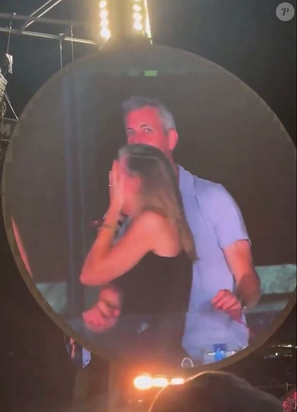 Elle affirme ne jamais avoir entretenu de relation avec son supérieur et assure que le baiser filmé était un geste isolé. 

Info - Andy Byron, l'ancien PDG d'Astronomer, attaque en justice le groupe Coldplay - Lors d'un concert de Coldplay au Gillette Stadium de Boston, une séquence qui devait être amusante est vite devenue très gênante. Comme souvent dans les stades américains, une "Kiss Cam" - une caméra qui filme un couple dans la foule pour les inviter à s'embrasser s'est arrêtée sur deux spectateurs proches et visiblement complices. Le chanteur Chris Martin a commenté la scène sur le ton de l'humour : "Oh regardez ces deux-là... Comment ça va ? Hein ? Soit ils ont une liaison, soit ils sont juste très timides", a-t-il lancé en riant. Une blague qui allait se révéler étrangement juste...
X via Bestimage
Coldplay a accidentellement révélé une prétendue liaison entre Andy Byron, PDG d'Astronomer (une grosse entreprise américaine) et sa collègue Kristin Cabot à leur concert avec la Love Cam. Problème : les deux seraient mariés.. mais pas ensemble !
Les deux personnes filmées étaient Andy Byron, PDG de la société Astronomer, et Kristin Cabot, cadre de la même entreprise. Problème : Andy Byron est marié et père de famille. Pris au dépourvu par la caméra et les projecteurs, le duo a rapidement détourné les yeux, s'est couvert le visage, puis a quitté précipitamment la zone sous les rires du public.
Très vite, la vidéo a été diffusée sur TikTok, Instagram, X et d'autres plateformes. Le clip est devenu viral, provoquant un tollé en ligne.
Le scandale ne reste pas cantonné à la sphère privée. Astronomer, l'entreprise dirigée par Andy Byron, est valorisée à plus d'un milliard de dollars. Voir son PDG - et la responsable des ressources humaines - exposés dans une situation aussi délicate risque d'avoir de lourdes répercussions internes.