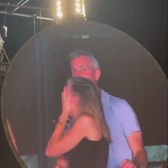 Elle affirme ne jamais avoir entretenu de relation avec son supérieur et assure que le baiser filmé était un geste isolé. 

Info - Andy Byron, l'ancien PDG d'Astronomer, attaque en justice le groupe Coldplay - Lors d'un concert de Coldplay au Gillette Stadium de Boston, une séquence qui devait être amusante est vite devenue très gênante. Comme souvent dans les stades américains, une "Kiss Cam" - une caméra qui filme un couple dans la foule pour les inviter à s'embrasser s'est arrêtée sur deux spectateurs proches et visiblement complices. Le chanteur Chris Martin a commenté la scène sur le ton de l'humour : "Oh regardez ces deux-là... Comment ça va ? Hein ? Soit ils ont une liaison, soit ils sont juste très timides", a-t-il lancé en riant. Une blague qui allait se révéler étrangement juste...
X via Bestimage
Coldplay a accidentellement révélé une prétendue liaison entre Andy Byron, PDG d'Astronomer (une grosse entreprise américaine) et sa collègue Kristin Cabot à leur concert avec la Love Cam. Problème : les deux seraient mariés.. mais pas ensemble !
Les deux personnes filmées étaient Andy Byron, PDG de la société Astronomer, et Kristin Cabot, cadre de la même entreprise. Problème : Andy Byron est marié et père de famille. Pris au dépourvu par la caméra et les projecteurs, le duo a rapidement détourné les yeux, s'est couvert le visage, puis a quitté précipitamment la zone sous les rires du public.
Très vite, la vidéo a été diffusée sur TikTok, Instagram, X et d'autres plateformes. Le clip est devenu viral, provoquant un tollé en ligne.
Le scandale ne reste pas cantonné à la sphère privée. Astronomer, l'entreprise dirigée par Andy Byron, est valorisée à plus d'un milliard de dollars. Voir son PDG - et la responsable des ressources humaines - exposés dans une situation aussi délicate risque d'avoir de lourdes répercussions internes.