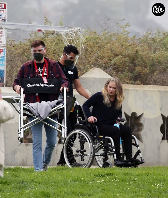 James Marsden, Linda Cardellini et Christina Applegate tournent une scène de la saison 3 de la série "Dead To Me" à Los Angeles, Californie, Etats-Unis, le 2 juin 2021. 

Photo : The ImageDirect / Bestimage