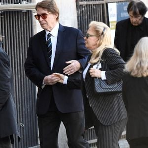 Sylvie Vartan et son mari Tony Scotti - Obsèques de Nathalie Baye en l'église Saint-Sulpice à Paris le 23 avril 2026. Clement Prioli / Bestimage