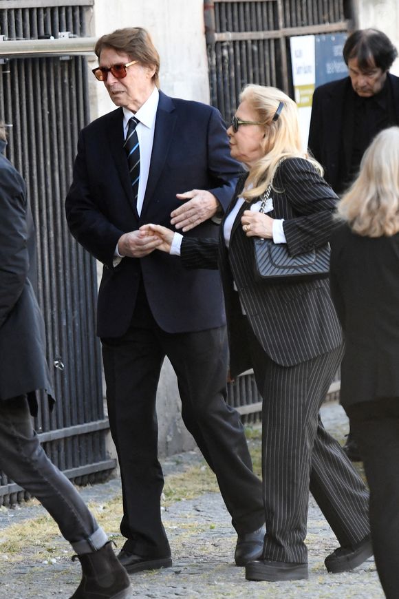 Sylvie Vartan et son mari Tony Scotti - Obsèques de Nathalie Baye en l'église Saint-Sulpice à Paris le 23 avril 2026. Clement Prioli / Bestimage