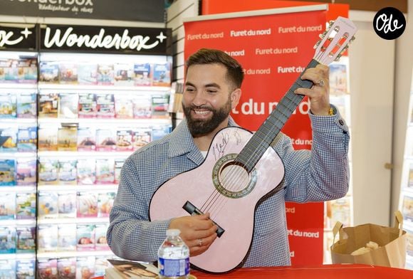 Exclusif - Le chanteur Kendji Girac en séance de dédicaces pour son autobiographie Mi vida à la Librairie du Furet du Nord à Lille, France, le 1er octobre 2025. © Stephane Vansteenkiste/Bestimage