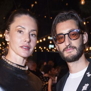 À l'occasion du Festival de Cannes 2026, Pierre Niney s'est rendu sur la Côte d'Azur avec sa compagne Natasha Andrews. 

Pierre Niney et sa compagne Natasha Andrews - Soirée "Kering Women in Motion Awards" à la Place de la Castre lors du 79ème Festival International du Film de Cannes. Photo par Olivier Borde / Bestimage