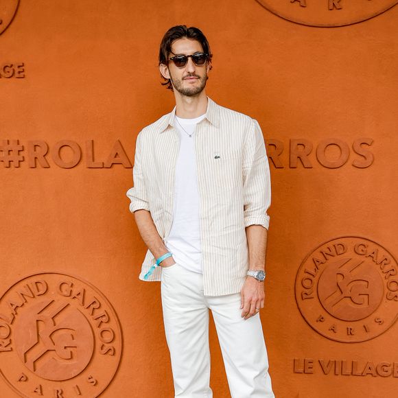 Pierre Niney au village lors des Internationaux de France de Tennis de Roland Garros 2025, à Paris, France, le 8 juin 2025. © Cyril Moreau/Bestimage