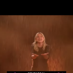 D'après les premières images de l’Eurovision, cette tornade lumineuse dans laquelle l’artiste est littéralement enveloppée crée une atmosphère envoûtante...

Répétitions de l'Eurovision 2025 pour Louane, ce samedi 9 mai 2025.