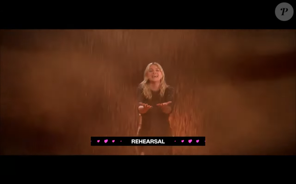 D'après les premières images de l’Eurovision, cette tornade lumineuse dans laquelle l’artiste est littéralement enveloppée crée une atmosphère envoûtante...

Répétitions de l'Eurovision 2025 pour Louane, ce samedi 9 mai 2025.