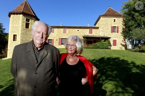 Maria Pia est la fille de Roselyne Bracchi, que Pierre Bellemare a rencontré en 1960. Mais la star du petit écran est marié à Micheline. Il décide alors de mener une double vie, avant de tout avouer à sa femme, en 1972. Le couple se sépare, et l'animateur épouse Roselyne.

Pierre Bellemare et sa femme Roselyne posent dans leur maison de campagne près de Bergerac, Dordogne, France, le 22 octobre 2011 (Archives). © Patrick Bernard/Bestimage