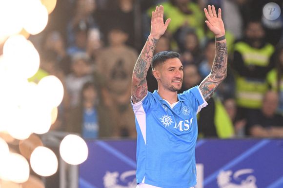 Matteo Politano du SSC Napoli salue les fans lors du match de Serie A Enelive entre le SSC Napoli et le Cagliari Calcio au stade Diego Armndo Maradona de Naples, Italie, le 23 mai 2025. Photo by IPA/ABACAPRESS.COM