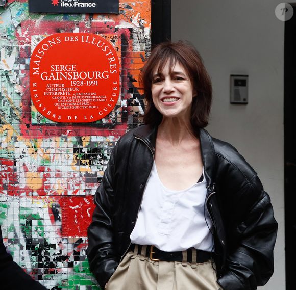 Charlotte Gainsbourg lors de la cérémonie de dévoilement de la plaque "Maison des Illustres" de la Maison Gainsbourg à Paris, France, le 2 avril 2024. © Christophe Clovis/Bestimage