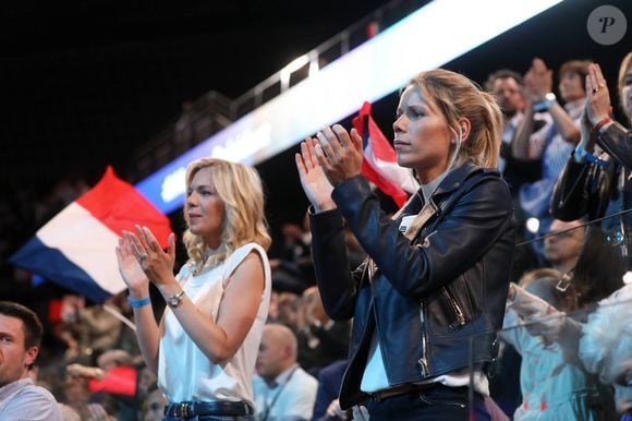 Laurence Auzière Jourdan (cardiologue) et Tiphaine Auzière (avocate), les filles de Brigitte Macron - La famille, les amis et soutiens d'Emmanuel Macron dans les tribunes lors du grand meeting d'Emmanuel Macron à l'AccorHotels Arena à Paris, le lundi 17 avril 2017. © Dominique Jacovides - Sébastien Valiela / Bestimage