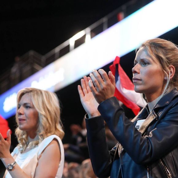 Laurence Auzière Jourdan (cardiologue) et Tiphaine Auzière (avocate), les filles de Brigitte Macron - La famille, les amis et soutiens d'Emmanuel Macron dans les tribunes lors du grand meeting d'Emmanuel Macron à l'AccorHotels Arena à Paris, le lundi 17 avril 2017. © Dominique Jacovides - Sébastien Valiela / Bestimage