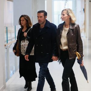 Nicolas Bedos, jugé pour agressions et harcèlement sexuels, arrive avec sa compagne Pauline Desmonts et son avocate,  J.Minkowski, au tribunal judiciaire de Paris, le 26 septembre 2024. Les faits reprochés auraient été commis entre 2018 et 2023. 
© Christophe Clovis / Bestimage