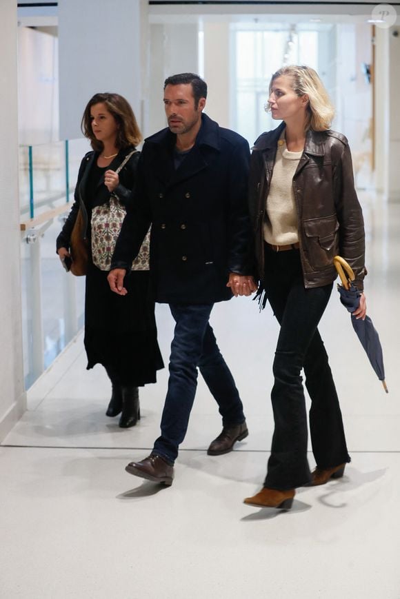 Nicolas Bedos, jugé pour agressions et harcèlement sexuels, arrive avec sa compagne Pauline Desmonts et son avocate,  J.Minkowski, au tribunal judiciaire de Paris, le 26 septembre 2024. Les faits reprochés auraient été commis entre 2018 et 2023. 
© Christophe Clovis / Bestimage