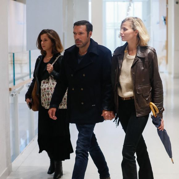 Nicolas Bedos, jugé pour agressions et harcèlement sexuels, arrive avec sa compagne Pauline Desmonts et son avocate,  J.Minkowski, au tribunal judiciaire de Paris, le 26 septembre 2024. Les faits reprochés auraient été commis entre 2018 et 2023. 
© Christophe Clovis / Bestimage