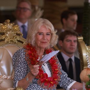 Le roi Charles III et la reine Camilla assistent à une cérémonie d'adieu au village de Siumu, à la fin de leur visite officielle en Australie, le 26 octobre 2024. Mirrorpix / Bestimage