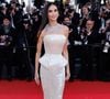 Dès la cérémonie d’ouverture, Demi Moore a donné le ton dans une robe blanche scintillante signée Jacquemus.

Demi Moore - Montée des marches du film " La vénus électrique " pour la cérémonie d'ouverture du 79ème Festival International du Film de Cannes, le 12 mai 2026. © Jacovides-Moreau /Bestimage