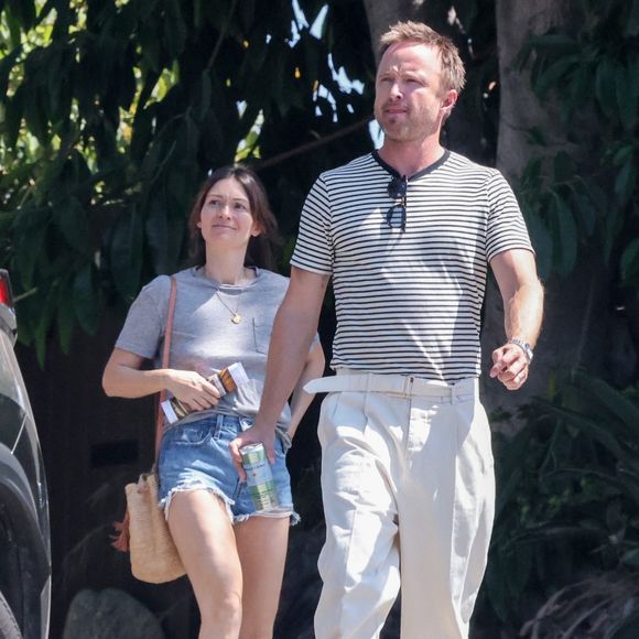 "Nous y sommes allés pour les enfants", a assuré au journal anglais celui qui a débuté sa carrière dans "Beverly Hills" en 1999. Avec sa femme, ils ont "toujours rêvé de passer une année à l'étranger", a confié la star.

Exclusif - Aaron Paul et sa femme Lauren, à Los Angeles, le 3 septembre 2024, à Los Angeles. Backgrid USA / Bestimage