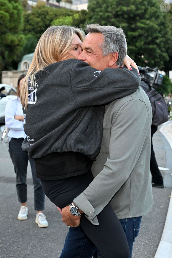 Camille Gottlieb, la fille de la princesse Stéphanie et de Jean Raymond Gottlieb, est au départ du 9ème E-Rallye de Monte-Carlo, en tant que co-pilote de son amie Margaux Grundstein au volant d'une volvo, sur la place du Casino à Monaco, le 15 octobre 2025. © Bruno Bebert / Bestimage