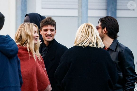 Niels Schneider et sa compagne Virginie Efira au défilé Lacoste mode femme automne / hiver 2024-2025 au stade Roland-Garros lors de la Fashion Week de Paris (PFW), à Paris, France, le 5 mars 2024. © Christophe Clovis/Bestimage
