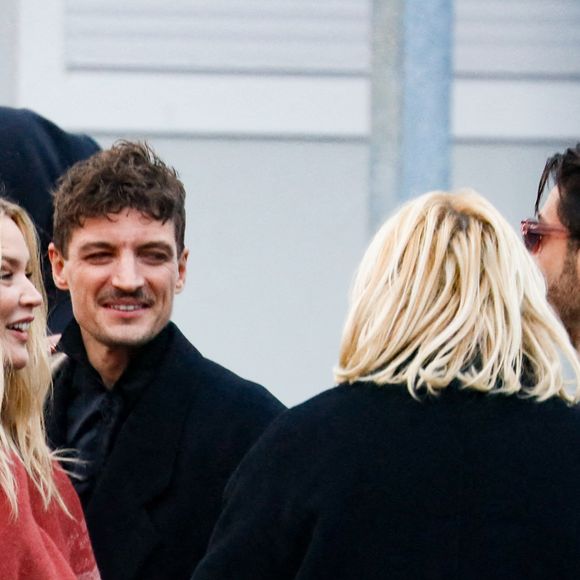 Niels Schneider et sa compagne Virginie Efira au défilé Lacoste mode femme automne / hiver 2024-2025 au stade Roland-Garros lors de la Fashion Week de Paris (PFW), à Paris, France, le 5 mars 2024. © Christophe Clovis/Bestimage