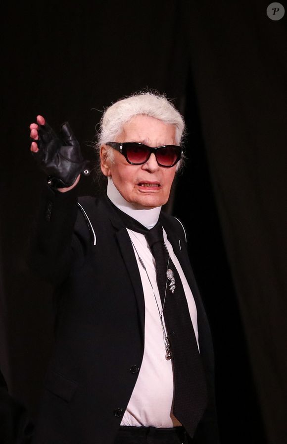Le créateur de mode allemand Karl Lagerfeld salue à la fin du défilé de mode exclusif à la salle philharmonique de l'Elbe à Hambourg, en Allemagne, le 6 décembre 2017. Le créateur de mode a célébré la première avec un défilé de mode auquel ont assisté des invités de marque à la salle philharmonique de l'Elbe.©Christian Charisius/dpa/ABACAPRESS.COM