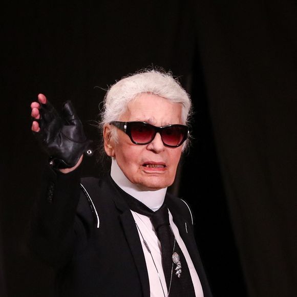 Le créateur de mode allemand Karl Lagerfeld salue à la fin du défilé de mode exclusif à la salle philharmonique de l'Elbe à Hambourg, en Allemagne, le 6 décembre 2017. Le créateur de mode a célébré la première avec un défilé de mode auquel ont assisté des invités de marque à la salle philharmonique de l'Elbe.©Christian Charisius/dpa/ABACAPRESS.COM