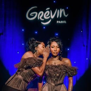 Si elle a admis avoir "eu peur" la première fois qu'elle s'est vue en double

Exclusif - Aya Nakamura fait son entrée au musée Grévin, le 12 juin 2025. Avec plus de 6 milliards de streams et 24 certifications de disques de diamant (16 en France, 8 à l'international), la chanteuse de 30 ans a découvert son double de cire (robe JP Gaultier) en déclarant au journal "Le Parisien", "C'est super prestigieux d'être ici, je vais être accompagnée de Rihanna, Lady Gaga, Beyoncé, des artistes avec qui j'ai grandi, donc c'est une grosse fierté pour moi aujourd'hui". A la suite de l'inauguration, gardée secrète jusqu'au dernier moment, les fans pourront admirer la statue de leur idole à partir du 13 juin 2025.
© Camulo James / Bestimage