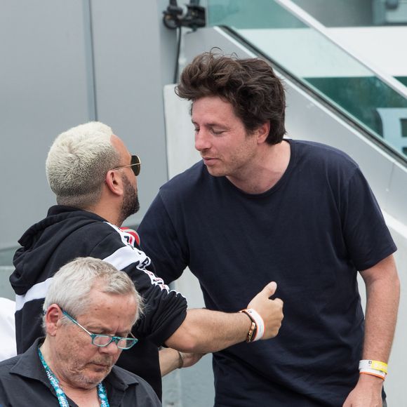 Cyril Hanouna et le chef Jean Imbert dans les tribunes lors des internationaux de tennis de Roland Garros à Paris, France, le 4 juin 2019. © Jacovides-Moreau/Bestimage