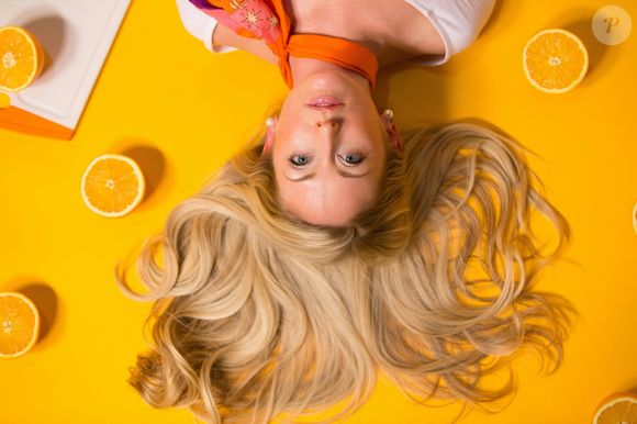 Craquer pour une nouvelle colo en pleine canicule : Teindre ses cheveux quand le soleil tape à son maximum est le meilleur moyen de voir sa couleur s'affadir à vitesse grand V. Le soleil dégrade les pigments : attendez plutôt la rentrée pour changer de tête.

Photos issues du site Unsplash