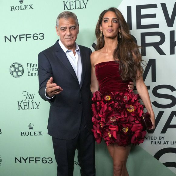 Il s'agit d'une Maison dominicaine. 
George Clonney et Amal Clooney assistent à la première sur le tapis rouge de « Jay Kelly » lors de la soirée d'ouverture du 63e Festival du film de New York. Alice Tully Hall, Lincoln Center, New York. 29 septembre 2025.  © Sonia Moskowitz Gordon/ZUMA Press Wire