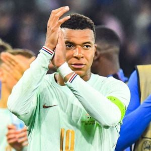 C'est un détail mode et sport qui n'a pas échappé aux supporters les plus observateurs.

Kylian Mbappé (France) - Les Bleus ont remporté leur dernier match de préparation contre l'Irlande du Nord (3-1) à Lille, grâce à un triplé de M. Olise © Laptiste/PsnewZ/Bestimage