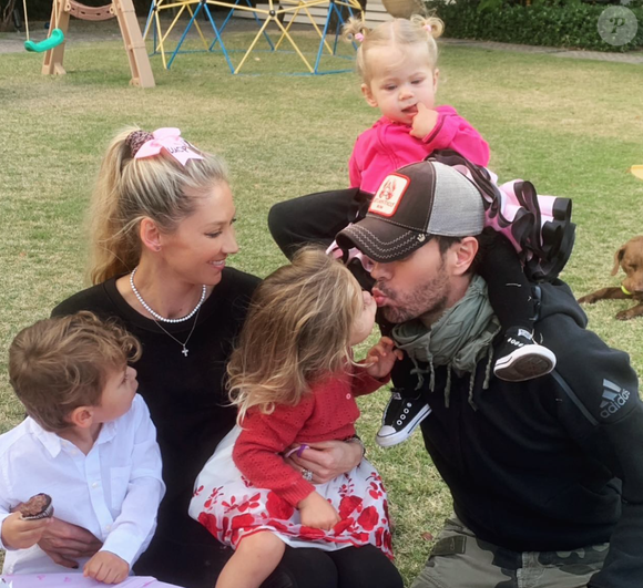 Sur cette adorable photo publiée sur Instagram, on aperçoit sa compagne Anna Kournikova en train d'immortaliser leurs enfants.

Anna Kournikova, Enrique Iglesias et leurs enfants sur Instagram.

Photo : Instagram