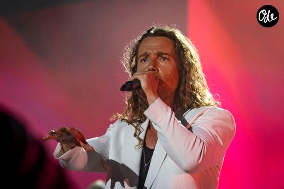 Julien Doré en concert au festival du Printemps de Pérouges au Château de Saint-Maurice-de-Rémens (01) le 25 juin 2025. © Sandrine Thesillat / PsNewZ / Bestimage