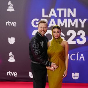 "mais c’est sûr que quand ils étaient enfants, ils n’avaient pas leur père au match de foot comme les autres" confie-t-il dans l'émission "Coach" de Léna Situations

David Guetta et sa compagne Jessica Ledon, enceinte, lors du photocall de la cérémonie des "Latin Grammy Awards 2023" à Séville, le 16 novembre 2023.