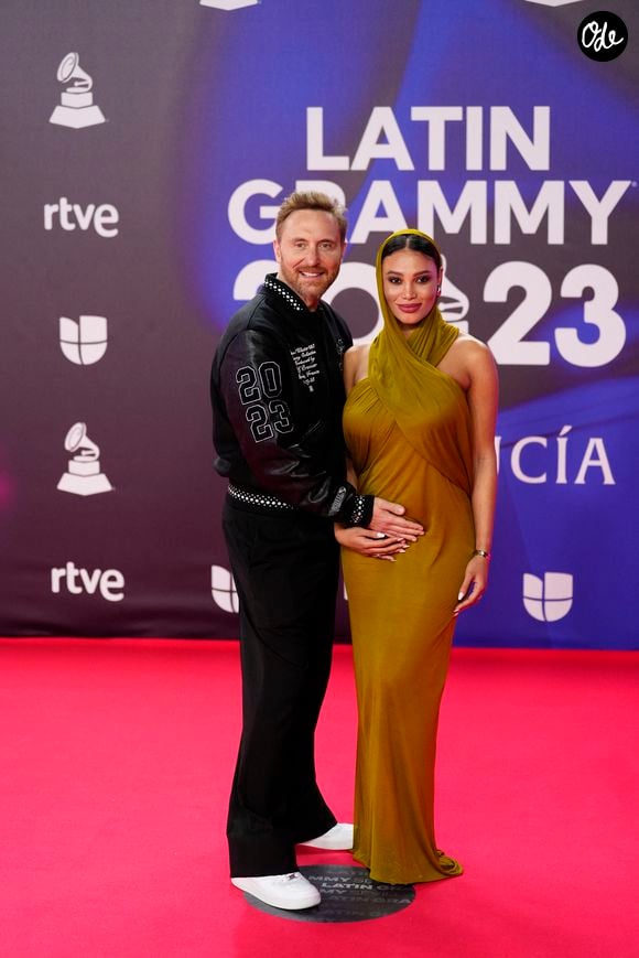 "mais c’est sûr que quand ils étaient enfants, ils n’avaient pas leur père au match de foot comme les autres" confie-t-il dans l'émission "Coach" de Léna Situations

David Guetta et sa compagne Jessica Ledon, enceinte, lors du photocall de la cérémonie des "Latin Grammy Awards 2023" à Séville, le 16 novembre 2023.