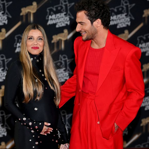 Amir et sa femme Lital, enceinte de leur troisième enfant, au photocall de la 26ème édition des NRJ Music Awards à Cannes, le 1er novembre 2024. 
© Bebert / Guignebourg / Bestimage