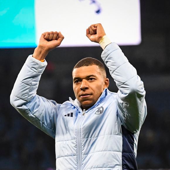 11 février 2025, Manchester, Lancashire, Angleterre : 11 février 2025 ; Etihad Stadium, Manchester, Angleterre ; UEFA Champions League Play Off Round 1 Football, Manchester City contre Real Madrid ; Kylian Mbappe du Real Madrid salue les supporters en déplacement après le coup de sifflet final (Image de crédit : © Godfrey Pitt/Action Plus Sports via ZUMA Press Wire)