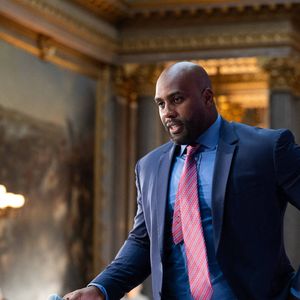 En parallèle, Teddy Riner multiplie les projets et les expériences afin de préparer progressivement son après-carrière.

Le judoka français Teddy Riner prononce un discours lors de la 7e édition du Sommet Choose France, qui vise à attirer les investisseurs étrangers dans le pays.© Jeanne Accorsini/Pool/Bestimage