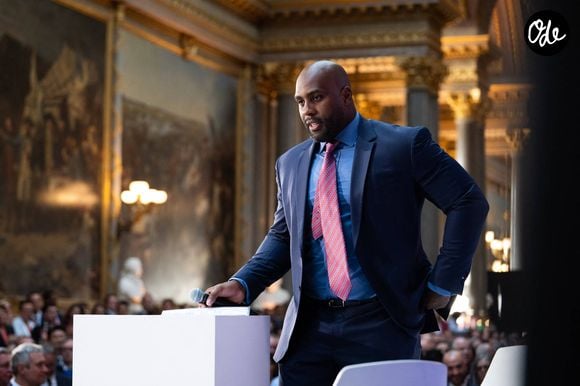 En parallèle, Teddy Riner multiplie les projets et les expériences afin de préparer progressivement son après-carrière.

Le judoka français Teddy Riner prononce un discours lors de la 7e édition du Sommet Choose France, qui vise à attirer les investisseurs étrangers dans le pays.© Jeanne Accorsini/Pool/Bestimage