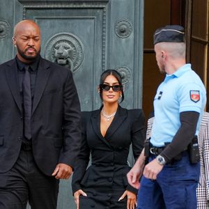 Kim Kardashian et sa mère Kris Jenner - La star américaine Kim Kardashian à la sortie du procès de la rue tronchet des "Papys braqueurs" au palais de justice de Paris, France, le 13 mai 2025. La star américaine doit décrire cette nuit qui l’a «traumatisée», selon ses mots, 9 hommes et 1 femme sont jugés, soupconnés d'avoir participé au casse du siècle, en dérobant à la star 9 millions d'euros de bijoux dans la nuit du 2 au 3 octobre 2016. © Anne-Sophie GuebeyBestimage